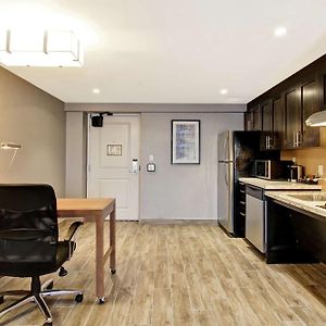 King Suite Mobility Hearing Access or Non-Smoking